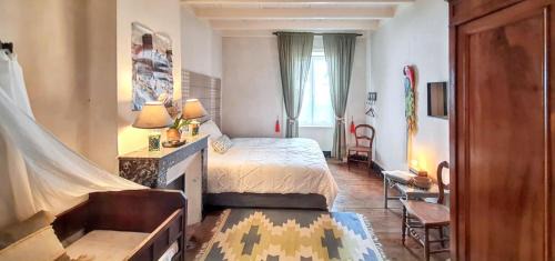 Mauzun House | Maison charmante à Mauzun avec jardin et patio fleuri