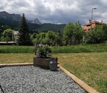 Barcelonnette House | Maison dans parc clôturé