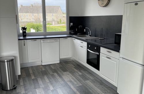 Quettehou House | Maison de 3 Chambres, Cuisine Équipée, Terrasse sur Pilotis, 2 Salle de Bains