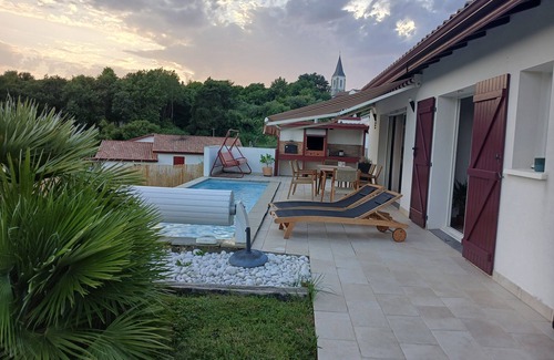 Guiche House | Maison de Campagne Avec Deux Chats et Piscine