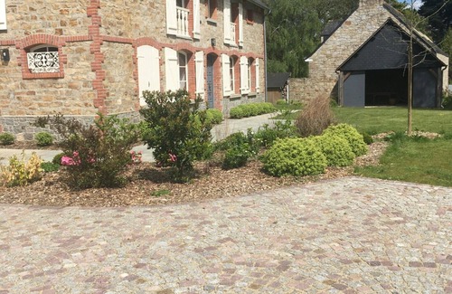 Broons House | Maison de Campagne Entièrement Rénovée, Cheminées, Parc Paysager,41 km de la Mer