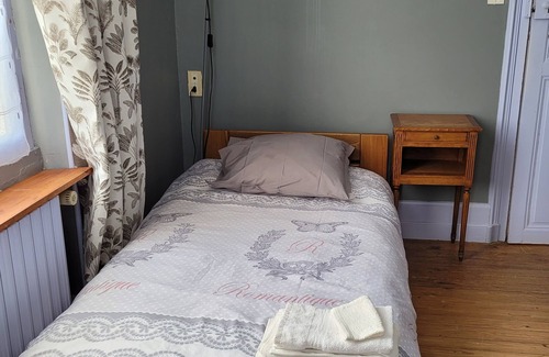 Coulonces Bed & Breakfast | Maison de Maître, Grandes Surfaces Lumineuses, Beau Jardin et Parking 6 Voitures