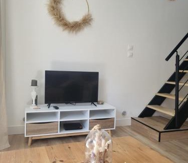 Viviers-les-Montagnes Apartment | Maison de village à la décoration bohème jusqu'à 6 personnes