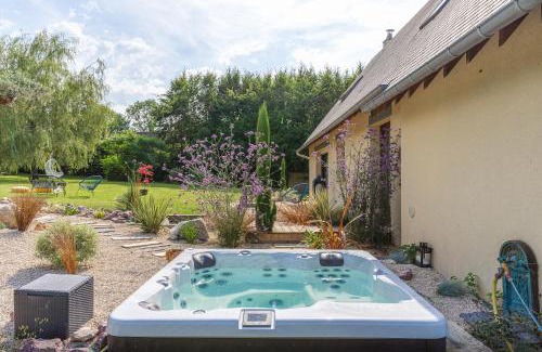 Tourville-en-Auge Villa | Maison du Bonheur avec Rivière & Spa, 4 chambres & 2 SDB