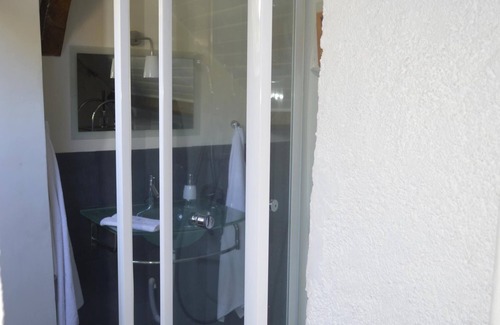 Saint-Jean-le-Blanc House | Maison l'Amérique welcome you to one of their rooms Dogs are also welcomed