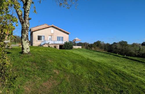 Montbron House | Maison spacieuse avec piscine privée, climatisation, Wi-Fi, animaux acceptés et parking - FR-1-653-268