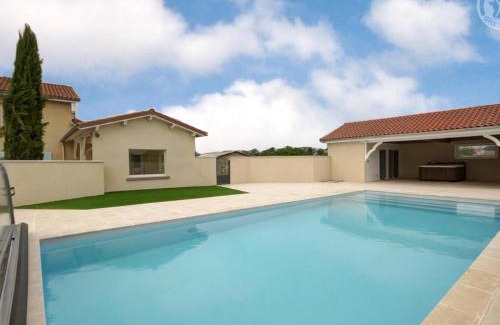 Chalain-le-Comtal House | Maison spacieuse avec piscine et jardin à Chalain-le-Comtal - FR-1-496-48