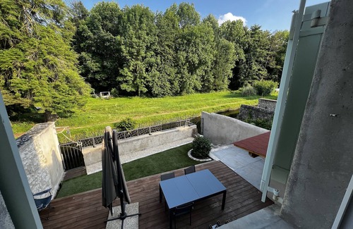 Ebreuil House | Maison Terrasse au Bord de L'eau