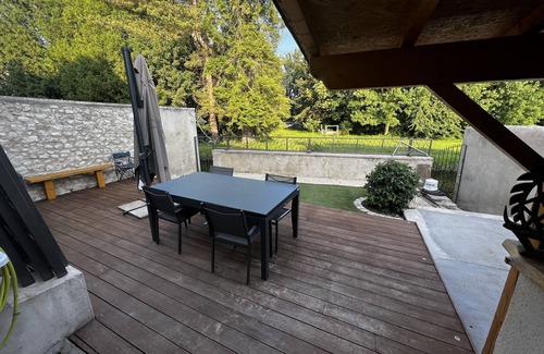 Ebreuil House | Maison Terrasse au Bord de L'eau