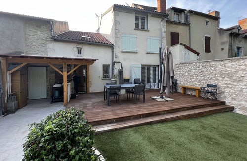 Ebreuil House | Maison Terrasse au Bord de L'eau