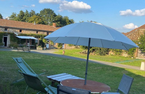 Cholet Apartment | Maisonnette dans la Grange, swimming pool, countryside, horses, forest and lake, Puy du Fou