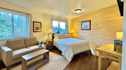 Knik-Fairview House | Majestic View Roundhouse - Peace Room