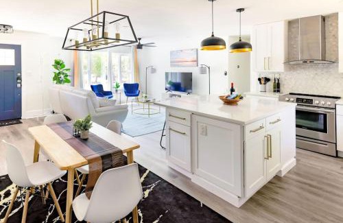 Onion Creek Meadows House | Manchaca 4 bedroom sleeps 10 Pool and Hot tub