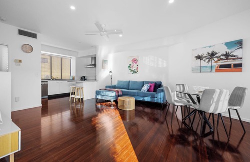 Manly House | Manly Beach View Townhouse Haven - Coastal Retreat walk to the shops and water!