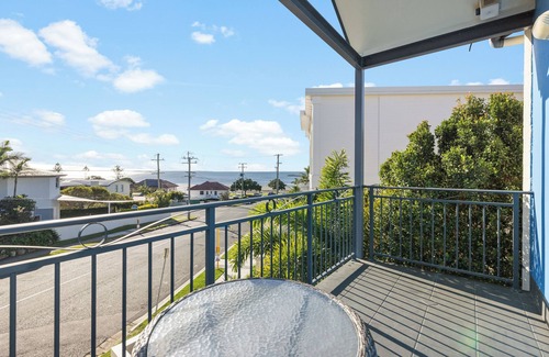 Manly House | Manly Beach View Townhouse Haven - Coastal Retreat walk to the shops and water!