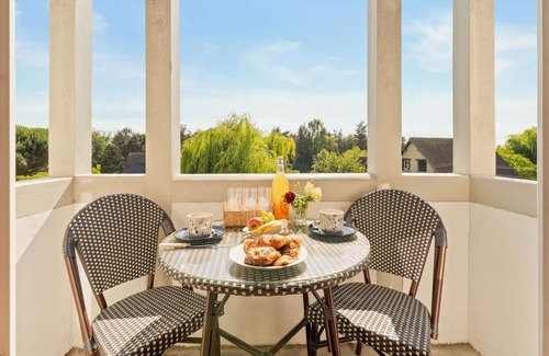 Touques Apartment | Manoir du Vert Galant 6 people accomodation 2 Balconies Fully Furnished CC Deauville