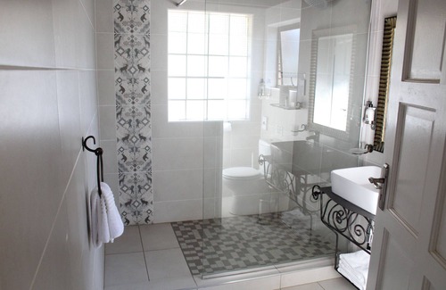 Lobatse Cabin | Manong Game Lodge