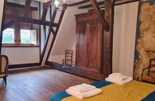 Roeze-sur-Sarthe House | Manor 16th: 2 large rooms with bathroom to share - for 4 people