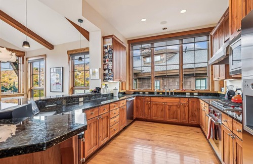 Stowe Area House | Mansfield Mountain Retreat: 4 br ski-in/ski-out, fireplace, free ski shuttle, a/c, decks!