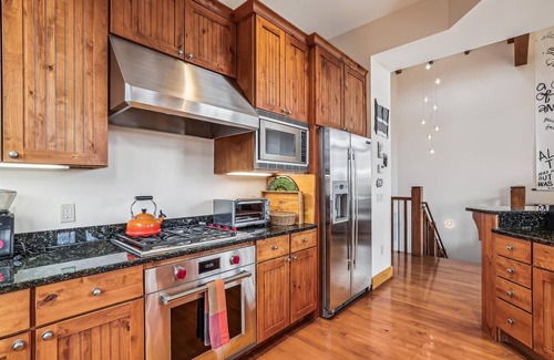 Stowe Area House | Mansfield Mountain Retreat: 4 br ski-in/ski-out, fireplace, free ski shuttle, a/c, decks!