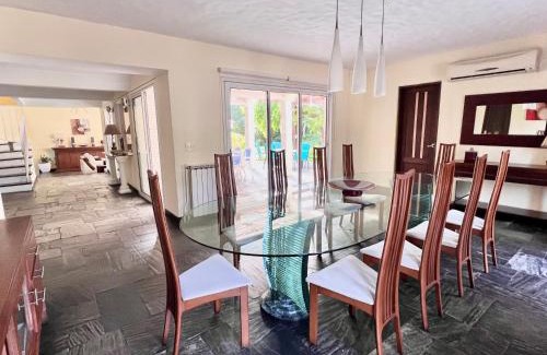 Punta del Este Villa | Mansión en Beverly Hills