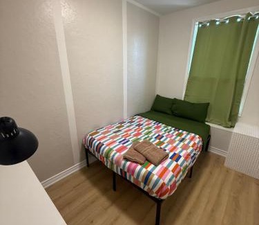 Bay Cloverhill House | Maple Leaf Stay-Walk to UOFT,DT,STREET CARS,BARS,ROM-Free Wifi