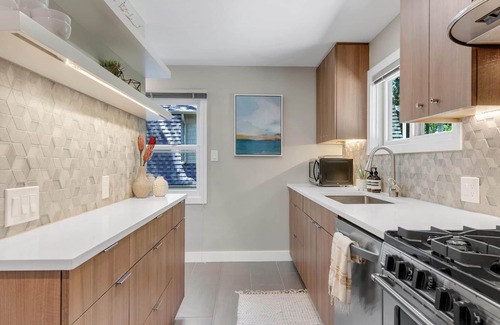 Mapleton Hill House | Mapleton Hill Luxe Treehouse - Walk to Trails & Downtown