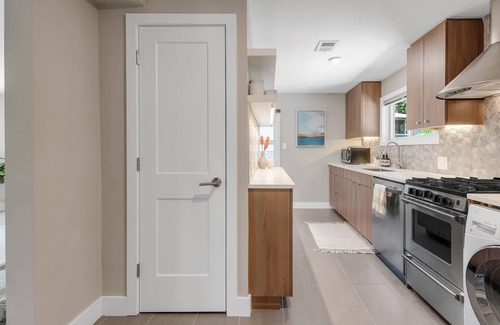 Mapleton Hill House | Mapleton Hill Luxe Treehouse - Walk to Trails & Downtown