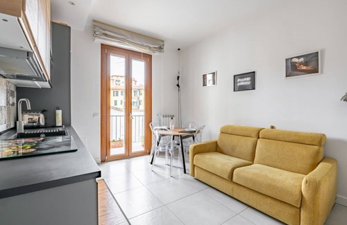 San Jacopino Apartment | Maragliano & San Jacopino Flat with Balcony