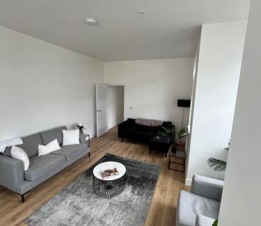 Cliftonville Apartment | Margate Apartment by The Sea 5 minutes to beach and dreamland