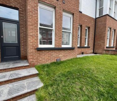 Cliftonville Apartment | Margate Apartment by The Sea 5 minutes to beach and dreamland