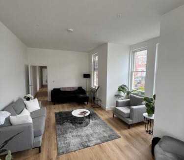 Cliftonville Apartment | Margate Apartment by The Sea 5 minutes to beach and dreamland