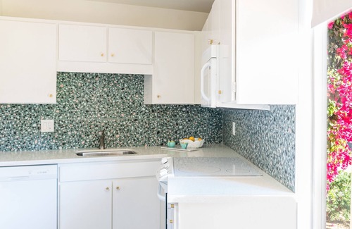 Uptown Design District Condo | "Marilyn's Secret!" - King Bed, 2 Bathrooms/Walk to Town, Shops & Dining