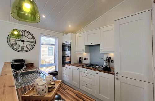 Troutbeck Bridge Cabin | Marina View - a holiday lodge that sleeps 6 guests in 3 bedrooms