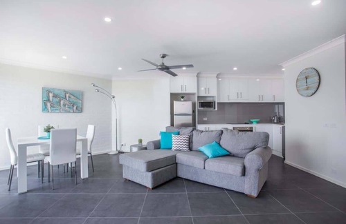 Mollymook Apartment | Mariners 2 Summary: L