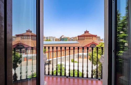 Sant Antoni Apartment | Market Building! Perfect for business travelers and big groups!
