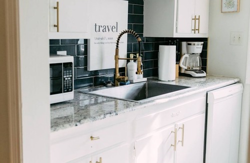 East Memphis Condo | Marty's Opalhouse Garden by Pettigrew Adventures