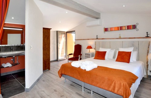 Oms Bed & Breakfast | Mas des Colombes