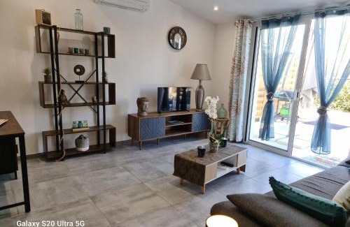 Trets Apartment | MAS GABELYS superbe vue SAINTE VICTOIRE jardin terrasse et piscine