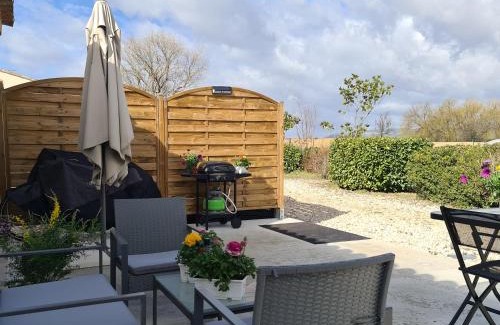 Trets Apartment | MAS GABELYS superbe vue SAINTE VICTOIRE jardin terrasse et piscine