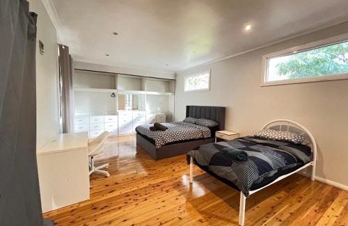 Seven Hills House | Master Room with Attached Bathroom close to Station and Shops - SH1