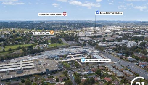 Seven Hills House | Master Room with Attached Bathroom close to Station and Shops - SH1