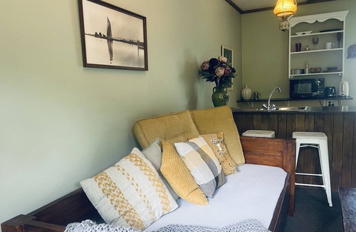 Matakana Cottage | Matakana Waterfall Hideaway & Retro Store