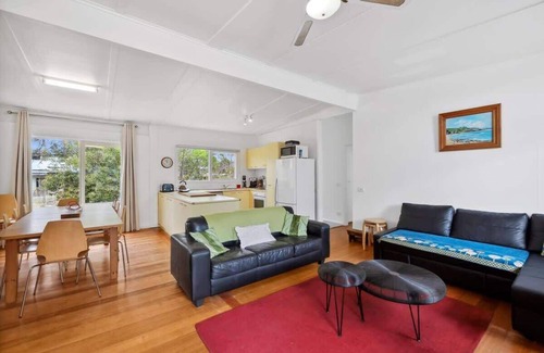 Anglesea House | Mawson Hideaway I Pet Friendly I Walk to Shops