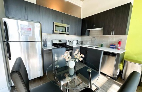 Near South Side Apartment | McCormick 2B/2Ba for up to 8 guests with Optional Parking
