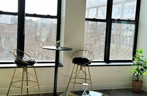 Near South Side Apartment | McCormick 2B/2Ba for up to 8 guests with Optional Parking