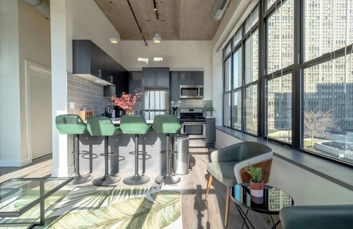 Near South Side Apartment | McCormick 2B/2Ba with optional parking for up to 6 guests