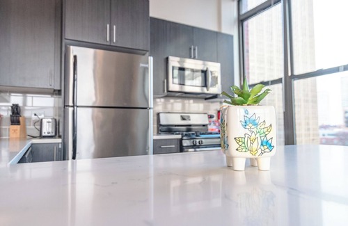 Prairie District Apartment | McCormick Place 2b/2b corner unit with optional parking for up to 6 guests