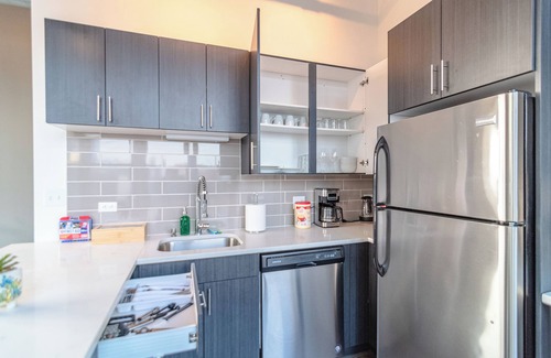 Prairie District Apartment | McCormick Place 2b/2b corner unit with optional parking for up to 6 guests