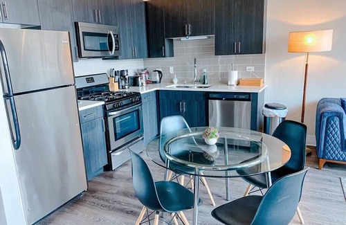 Near South Side Apartment | McCormick Place 2b/2b family unit with optional parking for up to 8 guests